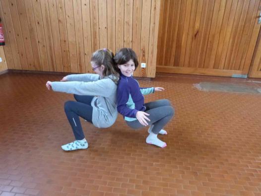 Faustine et Eline dans l'exercice du "dos à dos" (danse contact)