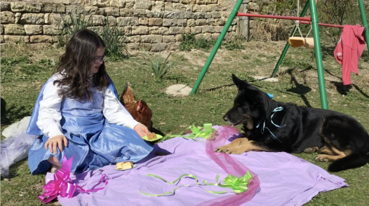 Capture d'écran du film de Rose, avec son chien et sa poule
