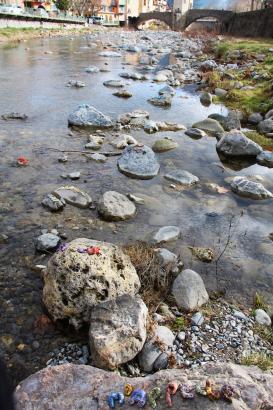 3. Installation sur la rivière : les mots des pierres émergentes