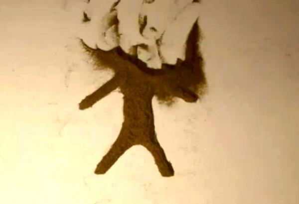 Image fixe d'un exemple d'une animation en sable d'une image poétique : Un bonhomme se fait éffacer