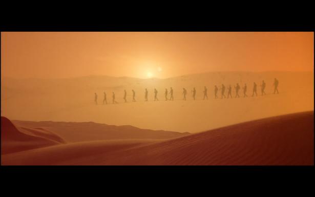 Capture d'écran du film « Dune » de David Lynch, 1984. Image illustrant des explorateurs sur une planète inconnue.