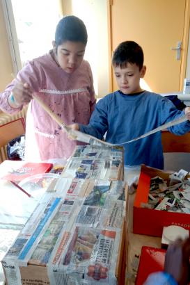 2 - Les enfants recouvrent les cartons de papier maché
