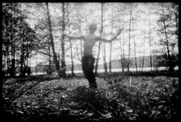 Improvisation du mineur au fond du mime, en forêt. 