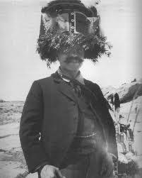 L'historien de l'art Aby Warburg portant un masque indien Katchina (1898)