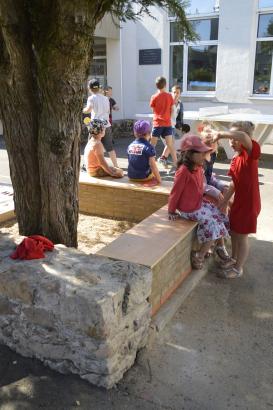 Appropriation du banc par les élèves dans la cour de récréation