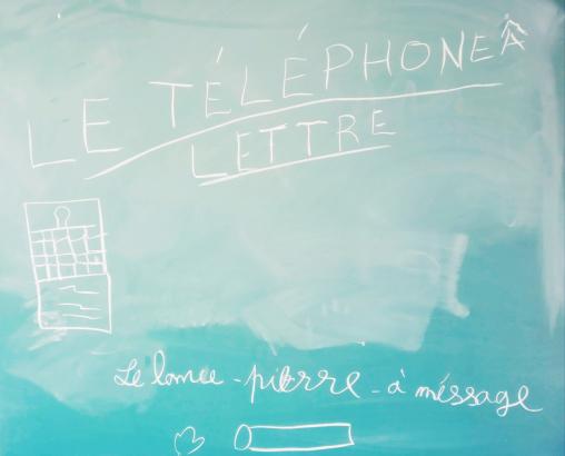 Le lance-pierre à messages et le téléphone à lettres