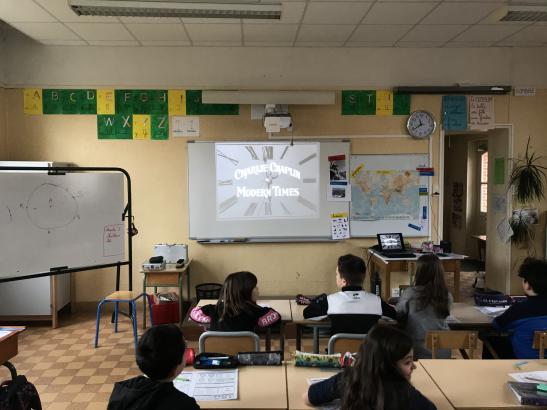 La classe regardant un extrait du film "Les temps modernes"