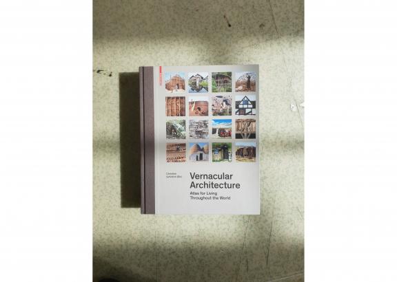 Vernacular architecture, Atlas for living, throughout the world,  éd. Christian Schitich
