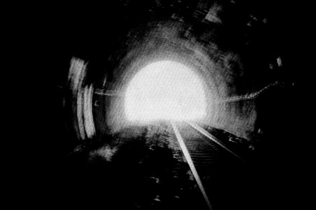 Photographie noir et blanc d'un tunnel de train