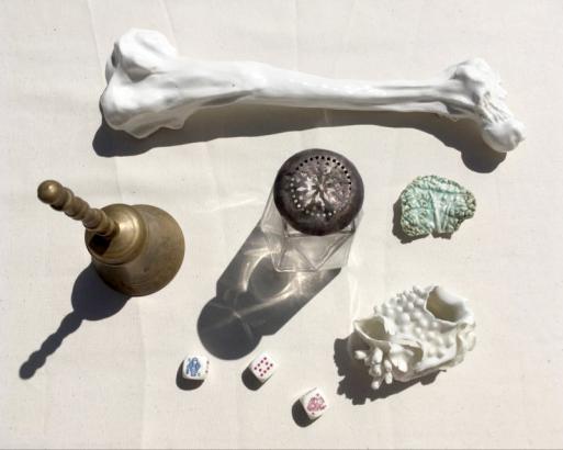 Sculptures en céramique, une clochette, un flacon et trois dés