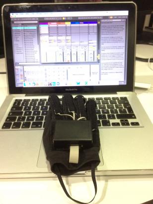 Voici mon gant midi créé sur mesure. Équipé de capteurs de flexion pour le geste musical augmenté, il déclenche des évènements midi dans le logiciel hôte Ableton Live. Les sons sont créés et transformés selon la position de mes doigts et de ma main.