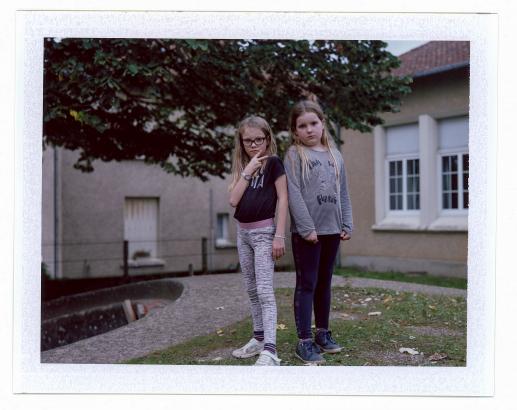 Anaé et Flora, dans la cour de l'école.
