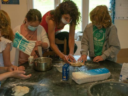Mathilde apprend aux enfants à fabriquer du plâtre et de la pâte à sel