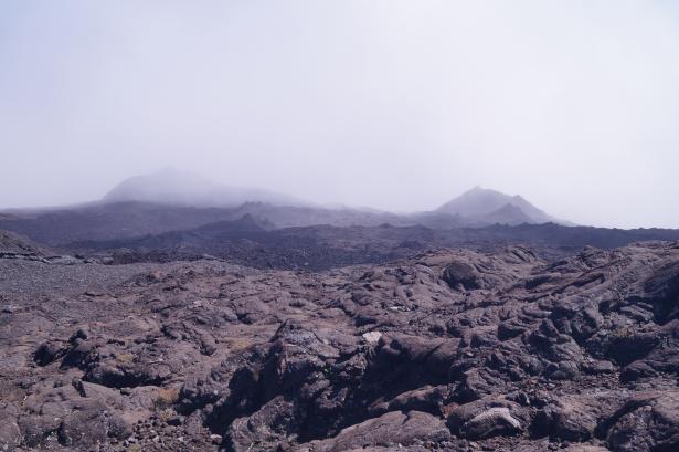 Point de vue depuis les hauteurs du Piton sur la caldera dans la brume.