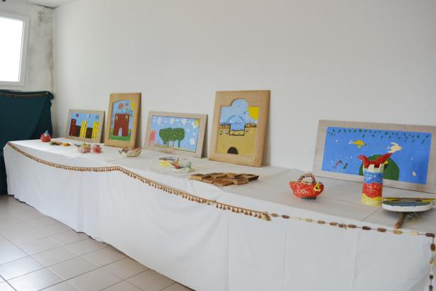 banquet d'exposition des céramiques et peintures