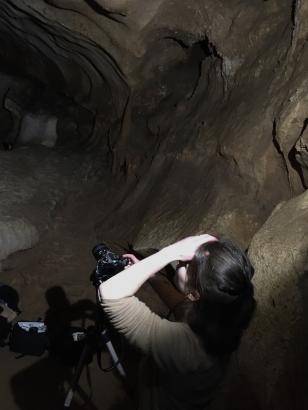 Prise de vue argentique dans la grotte du Pech Merle.