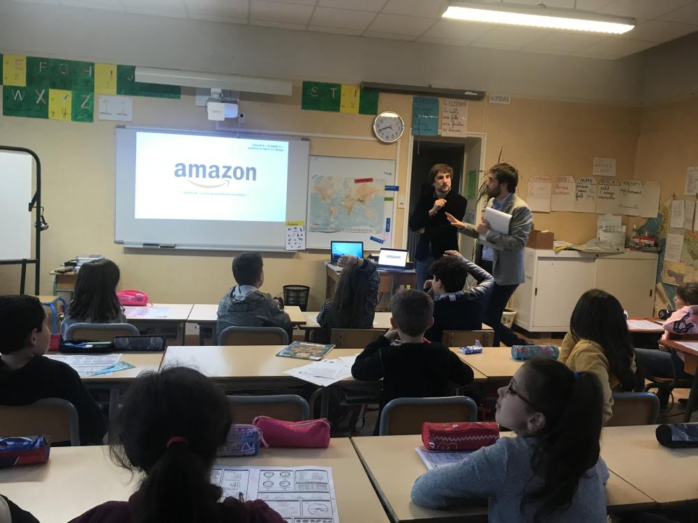 Les agents SCHMITT et Paque présentent Amazon aux élèves