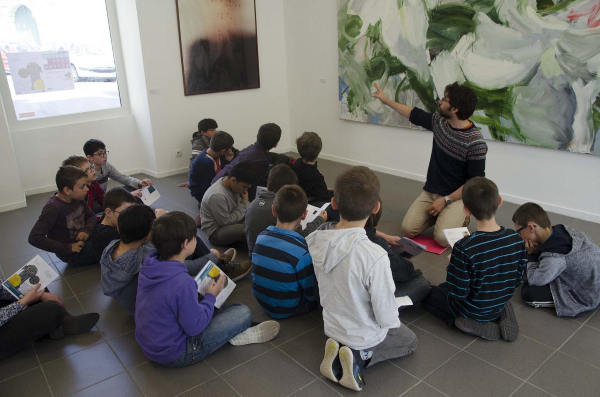 L’artiste Vincent Vallade fait un point auprès des enfants sur l’exposition et les œuvres présentes.