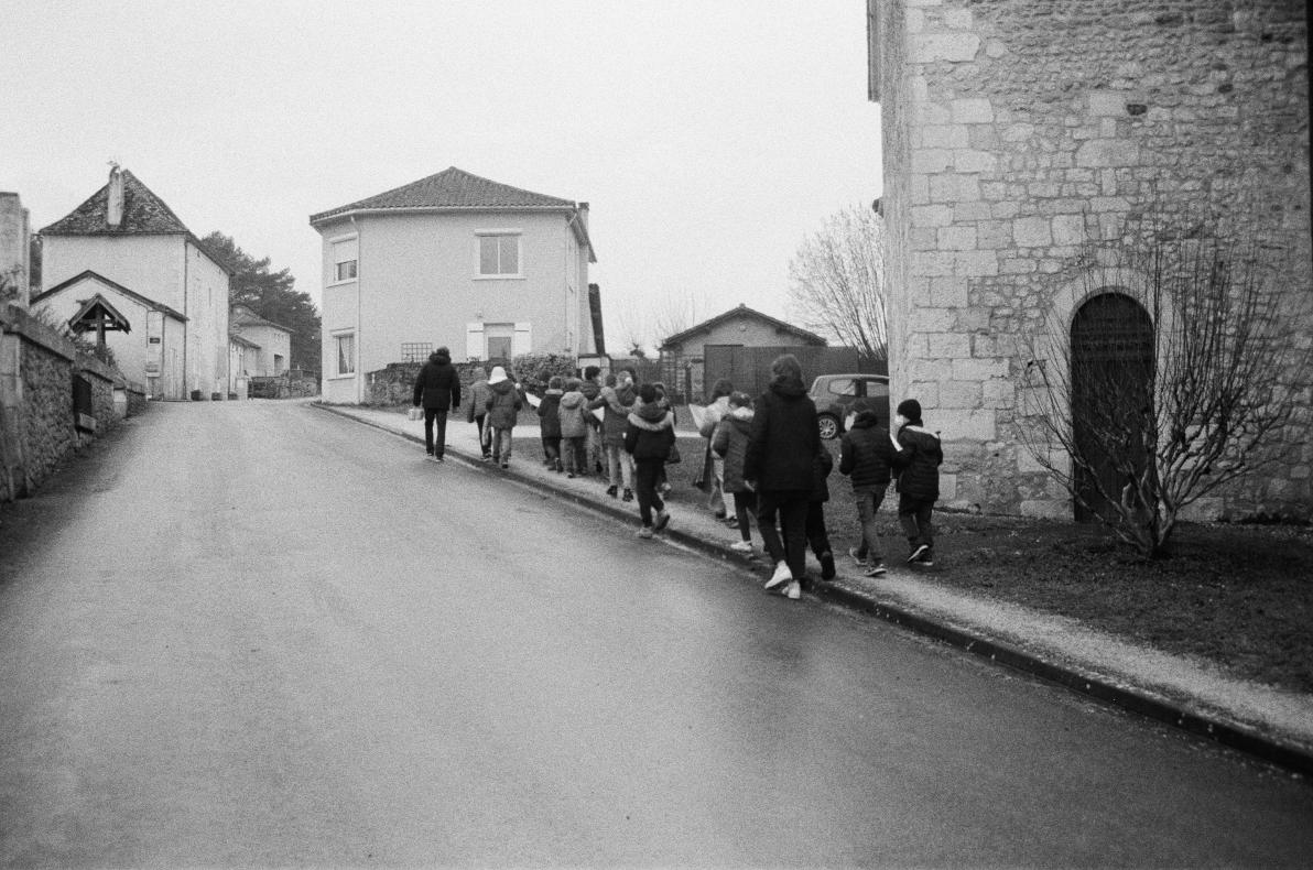 Les enfants visitent l'église en face de leur école 