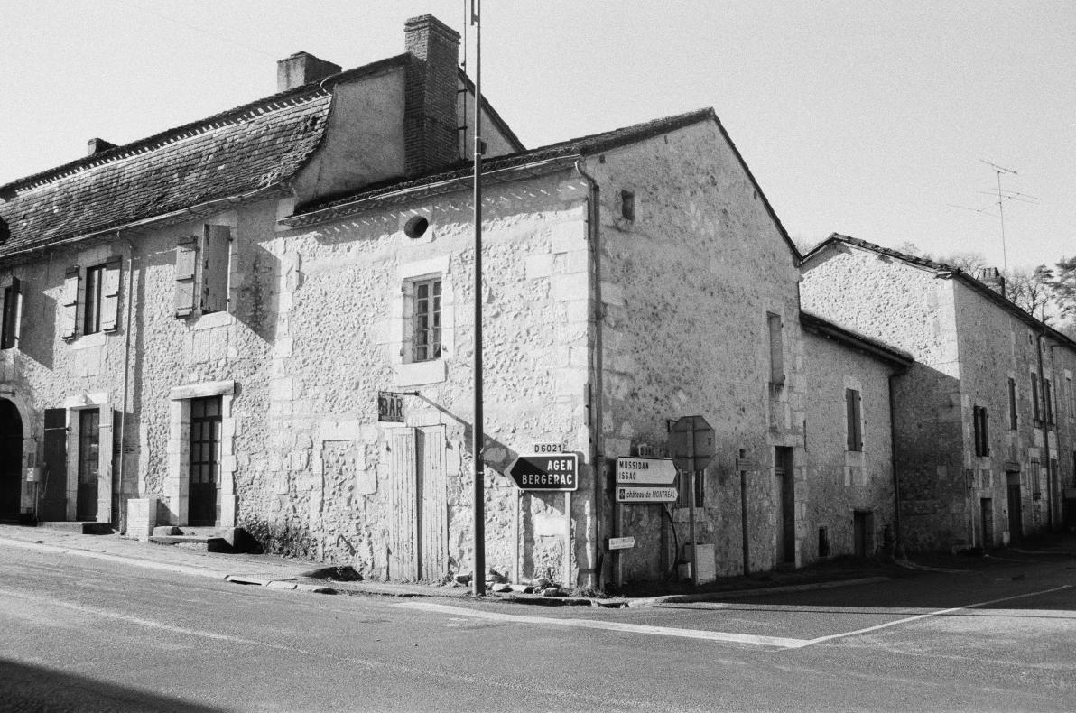 Un bar fermé à Douville, le village avoisinant, où habitent la majorité des élèves