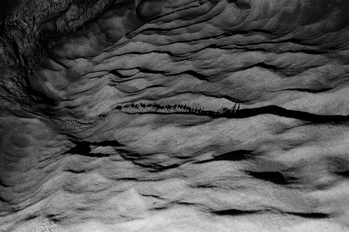 Caravane, photographie argentique réalisée dans la Grotte du Pech Merle, 2022 © ADAGP