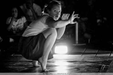 Chloé Lacire sur scène lors du Festival CIRCADA de Sevilla (Spectacle INO)