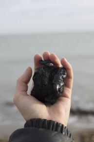 Plastique brûlé échoué sur la plage