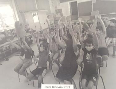 Objet du jour : Photo des élèves faisant une ola