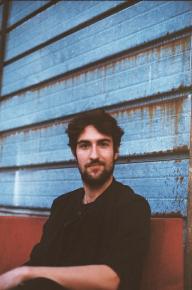 Adrien Sandrin, artiste pludisciplinaire, auteur et metteur-en-scène au sein du label IN CARNE et du FIL BLEU compagnie