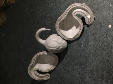 moule en silicone et plâtre d'une courge marenka et sa traduction en plâtre